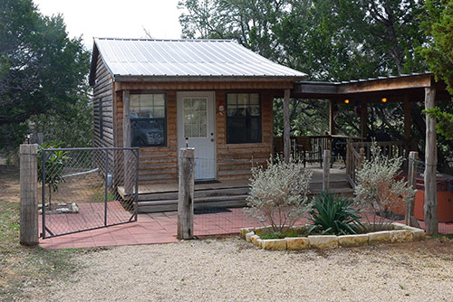 Barons Bach Kleiner Hafen cabin in Fredericksburg Texas